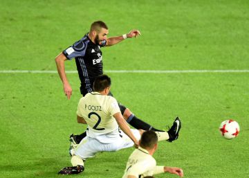 Benzema remata con el exterior un pase de Kroos y anota el 1-0 para el Madrid. 