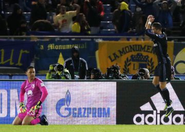 Cristiano Ronaldo celebra su gol al Am&eacute;rica ante la mirada de reprobaci&oacute;n de Mois&eacute;s Mu&ntilde;oz. 