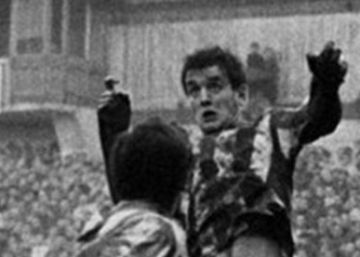 El bal&oacute;n sobrepasa a Villanova y Uriarte lo espera para cabecear el cuarto contra el Betis, el 31 de diciembre de 1967.