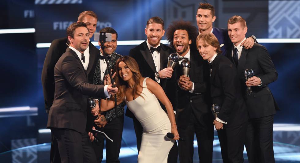 El selfie (sin los jugadores del Barça, ausentes) con los elegidos para el mejor once de 2016.
