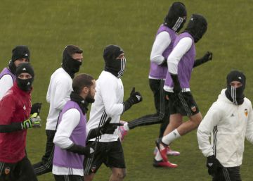 Varios jugadores del Valencia durante el entramiento del viernes. 