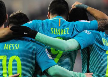 Luis Su&aacute;rez celebra con sus compa&ntilde;eros su &uacute;ltimo gol al Eibar. 
