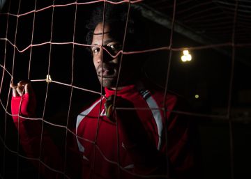 Carlos S&aacute;nchez en el campo de entrenamiento de su equipo, el San Mart&iacute;n de Vilaxo&aacute;n