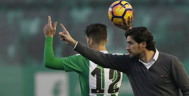 Víctor da instrucciones en la banda en el duelo ante el Sporting.