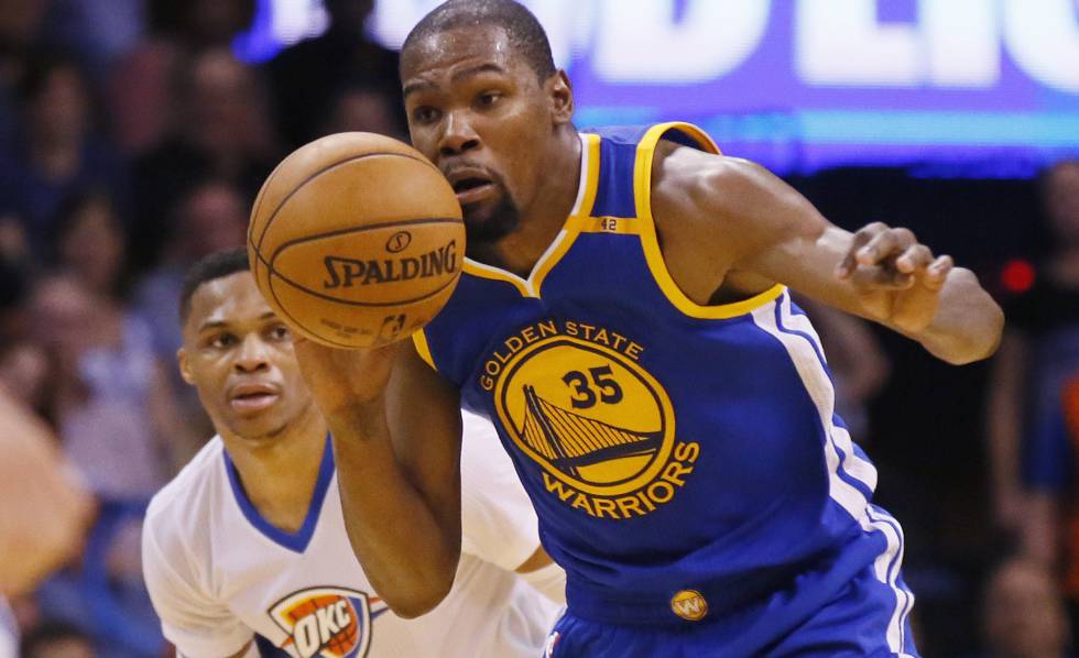 Kevin Durant perseguido por Wesbrook.