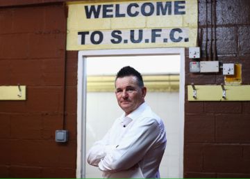 Paul Doswell, t&eacute;cnico del Sutton United, posa ante la entrada al campo.