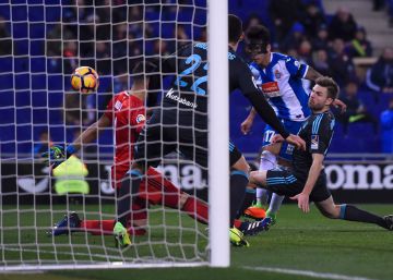 El espanyolista Hern&aacute;n P&eacute;rez bate a Rulli en el partido que abri&oacute; la jornada del pasado fin de semana.