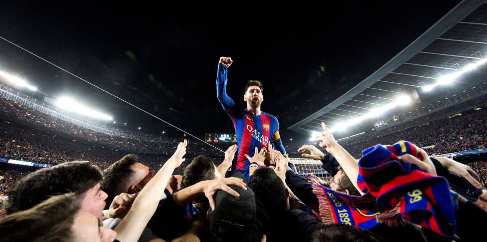 La fotografía que capta a Messi festejando con el Camp Nou.