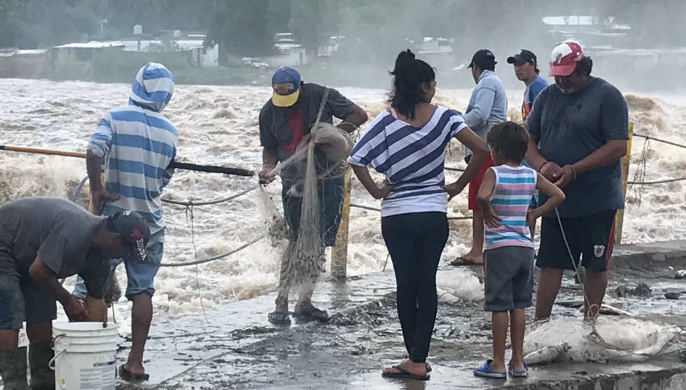 Vecinos De Termas Junto Al Dique De Rio Hondo Vecinos De Termas Junto Al Dique De Rio Hondo
