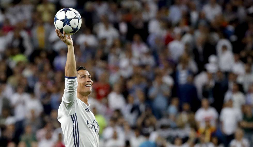 Cristiano Ronaldo, con el balón del hat trick al Bayern.