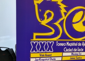 León cumple 30 años en jaque