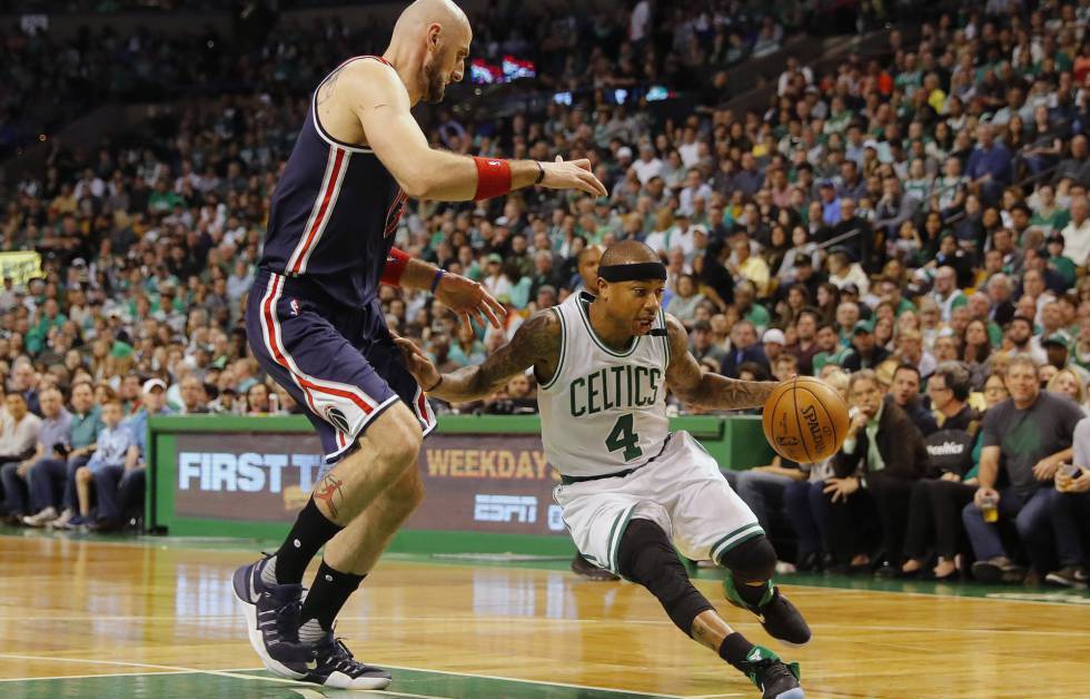 Isaiah Thomas trata de sortear a Gortat.