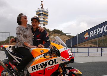 Una jubilada entrevista a Márquez y se sube a su MotoGP en Jerez