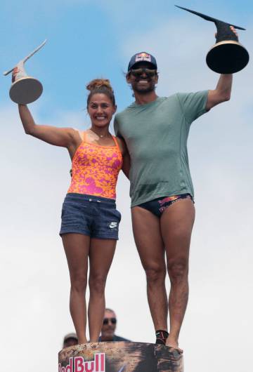 La mexicana Adriana Jiménez y el colombiano Orlando Duque, ganadores del Red Bull Cliff Diving 2017.