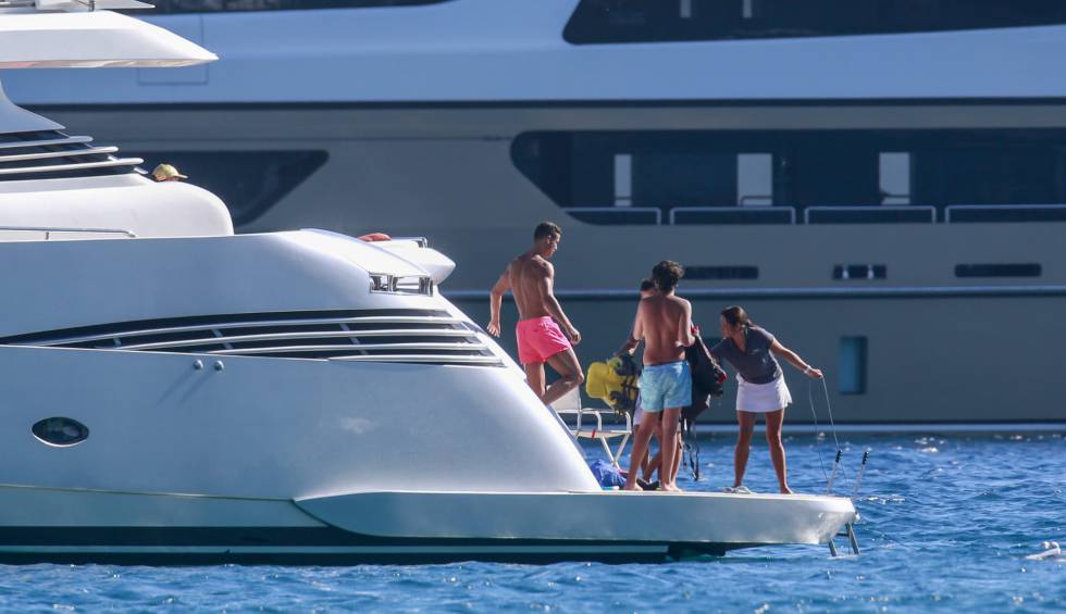 Cristiano, de pantalón rosa, embarcado en Ibiza.