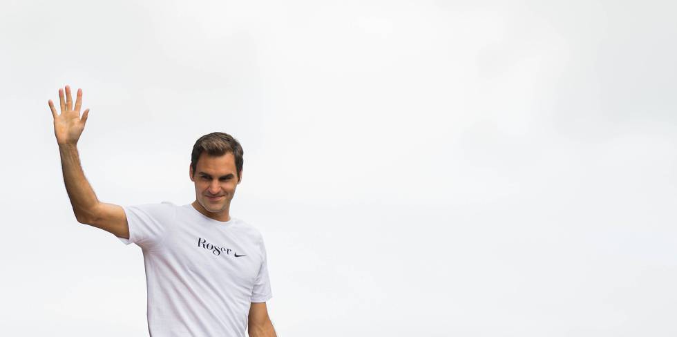 Federer saluda a los aficionados desde la terraza de Wimbledon.