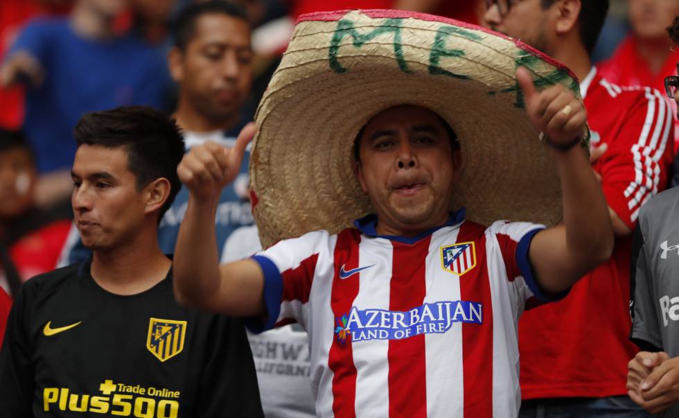 Un par de aficionados mexicanos durante el partido