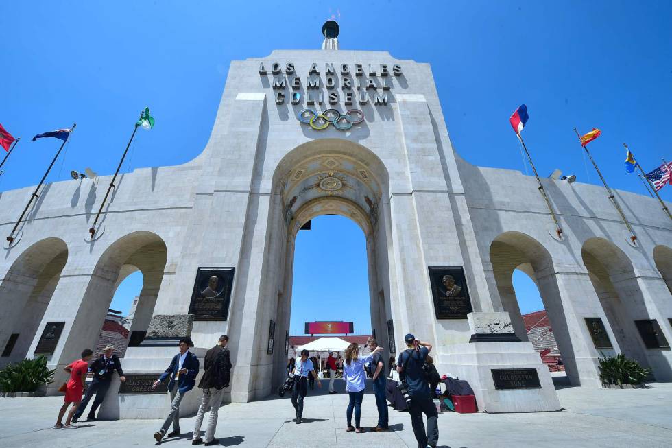 La puerta del estadio Los Angeles Memorial Coliseum. 
