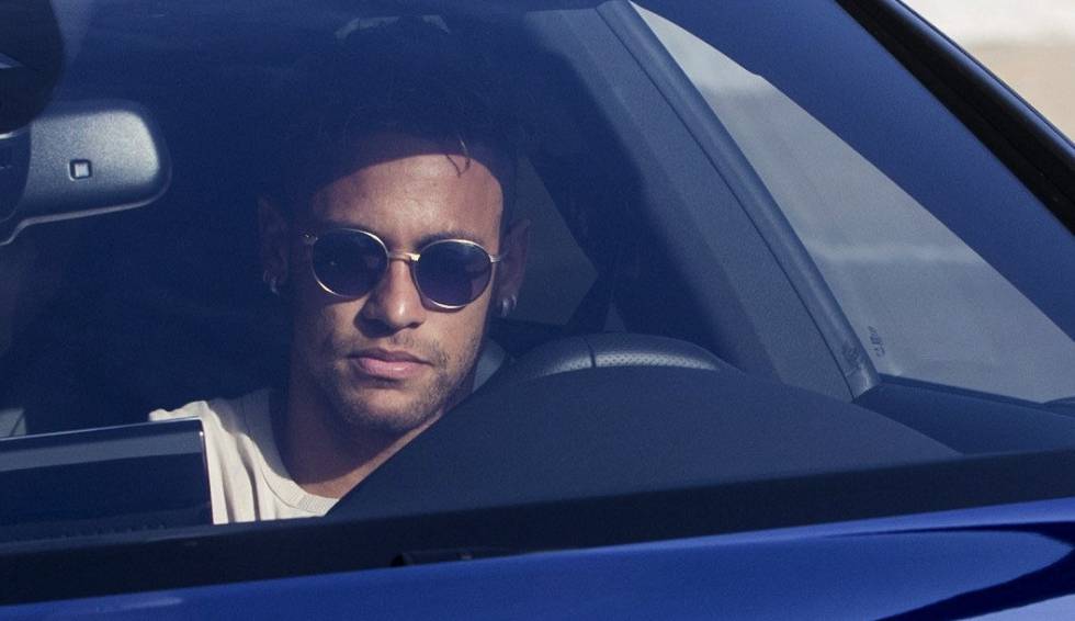 Neymar, a su llegada hoy a la ciudad deportiva del Barcelona.