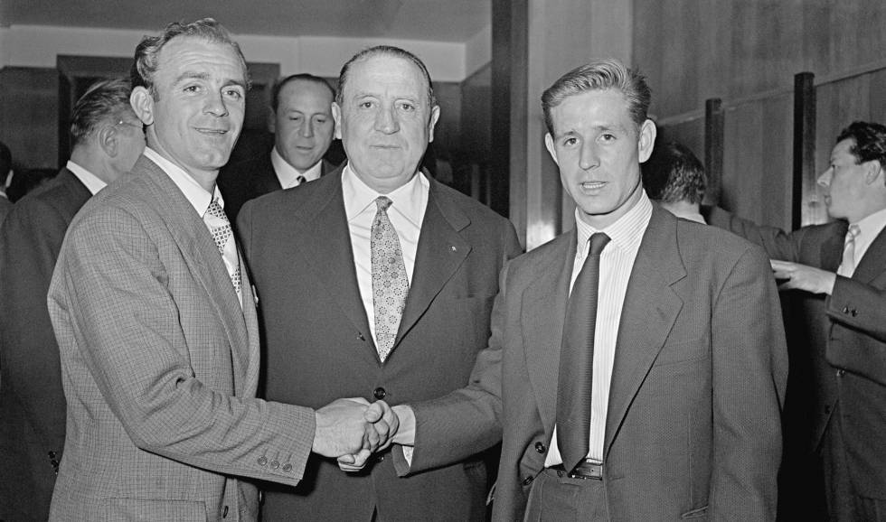 Alfredo Di Stéfano (i), Santiago Bernabéu (c) y Raymond Kopa (i).