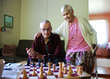 Un finlandés de 94 años con alzhéimer juega al ajedrez