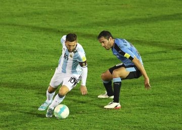 Messi se queda solo en el Uruguay-Argentina