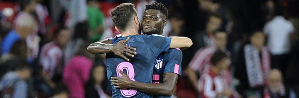 Thomas embraces with Saul after the victory against Athletic.