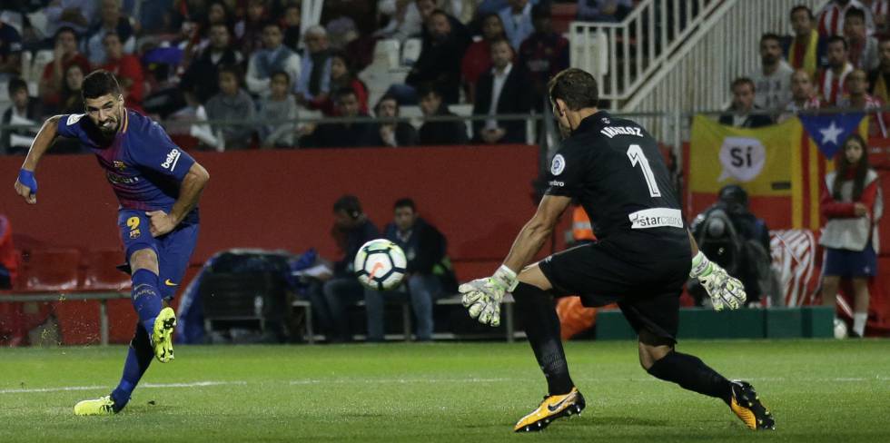 Suárez chuta para marcar el tercer gol del Barça.