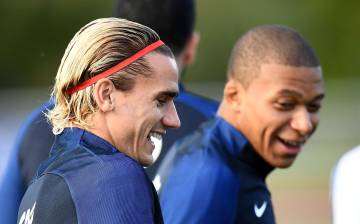 Griezmann y Mbappe durante una sesión de entrenamiento en Clairefontaine.