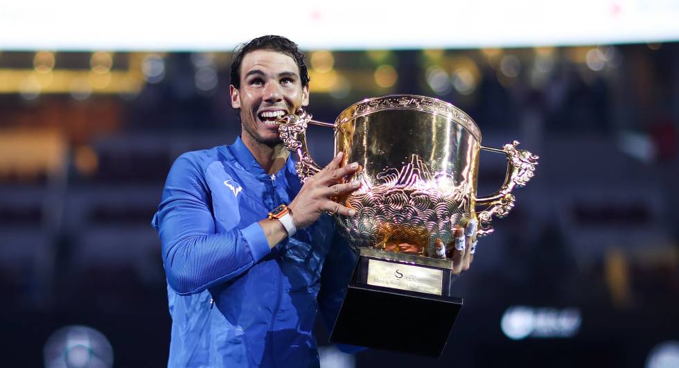 Nadal posa con el trofeo de campeón en Pekín.