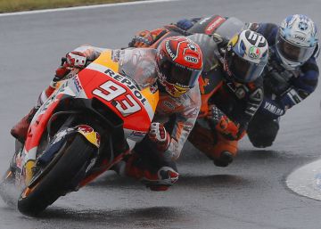 Zarco arrebata la pole a Márquez tras una mala elección de gomas en Honda