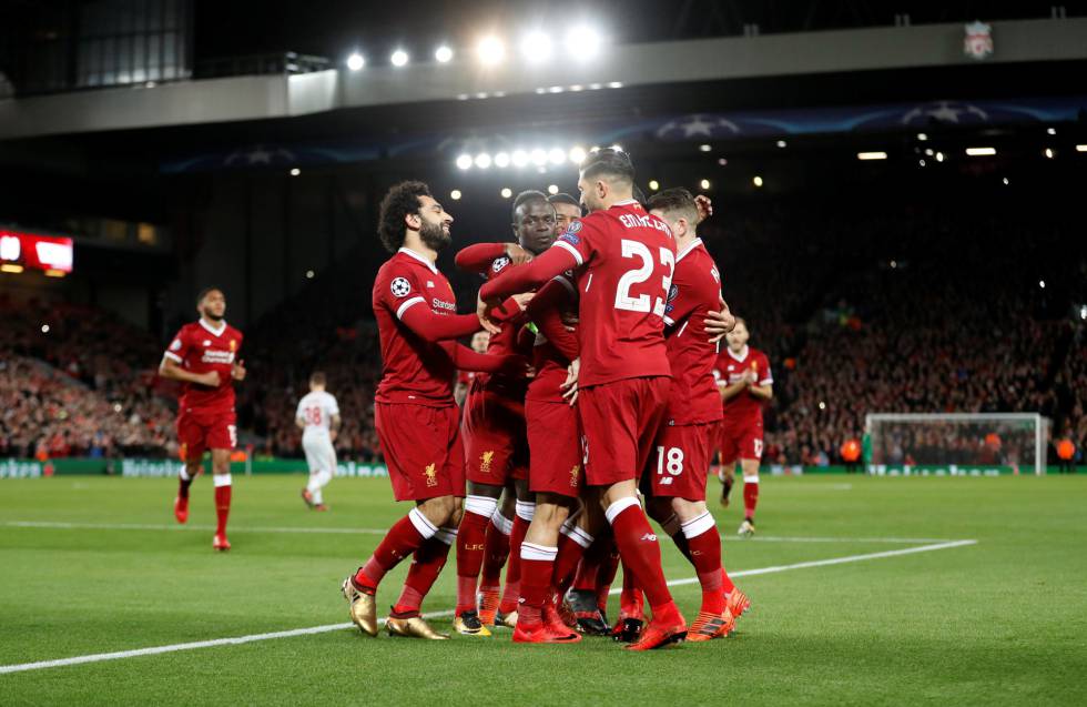 Futbolistas del Liverpool celebran un gol contra el Spartak.