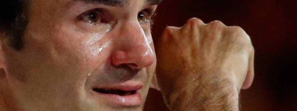 Federer llora durante la ceremonia final en Melbourne.