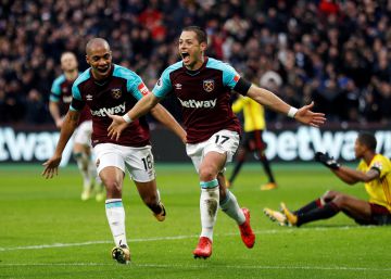 Un baño de burbujas para Chicharito