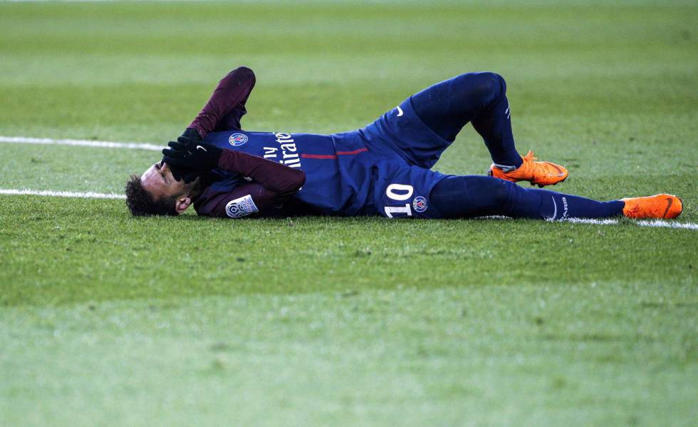 Neymar, el domingo tras la lesión.