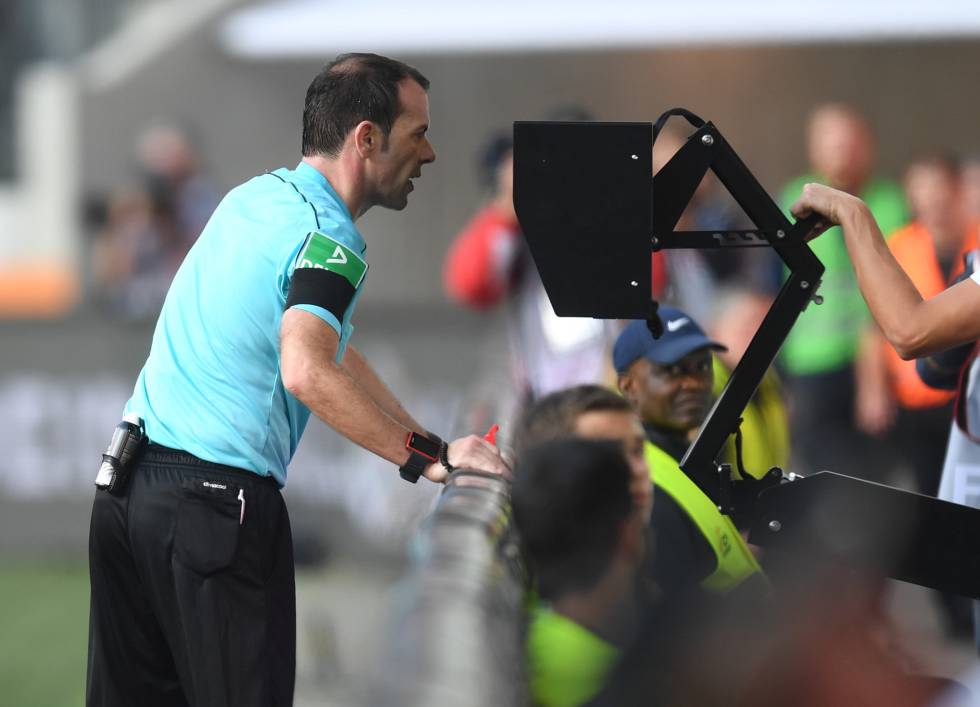 El árbitro alemán Marco Fritz observa un monitor durante un encuentro de la Bundesliga.