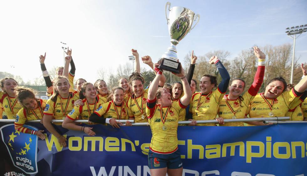 Las jugadoras de la selección española de rugby celebran su victoria este sábado en Bruselas. 