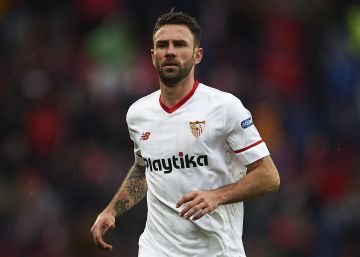 Layún se consolida en el Sevilla; Chicharito va en picada