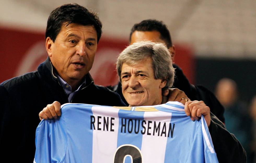 René Houseman, con una camiseta de Argentina junto a Daniel Passarella en 2013.