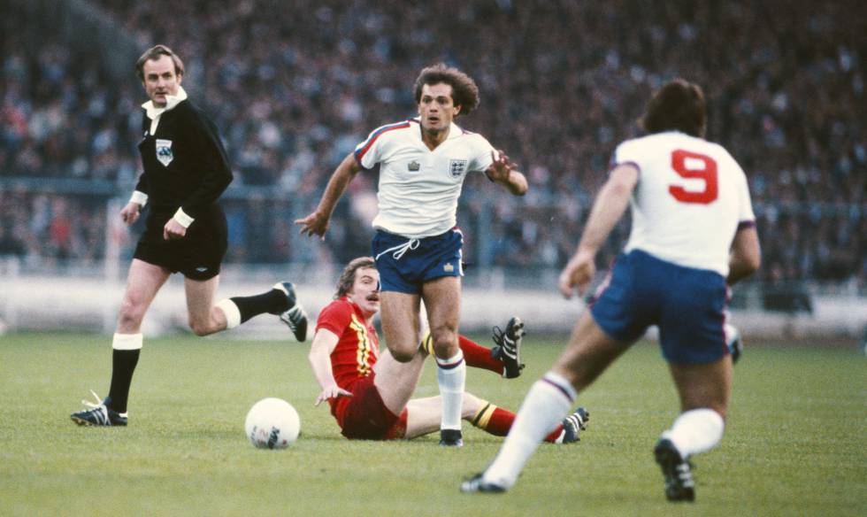 Ray Wilkins se lleva la pelota en un partido de Inglaterra contra Gales.