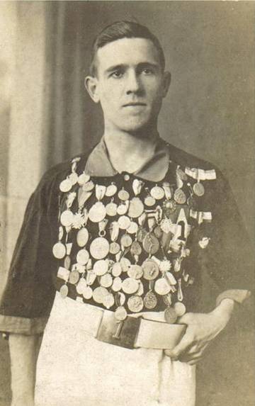 Ramón Unzaga, con algunas de las medallas que logró el fútbol y atletismo.