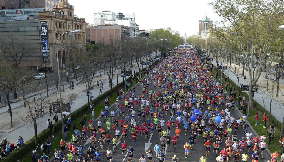 Cientos de corredores en los primeros tramos del EDP Rock n'roll Maratón de Madrid celebrada hoy en Madrid.
