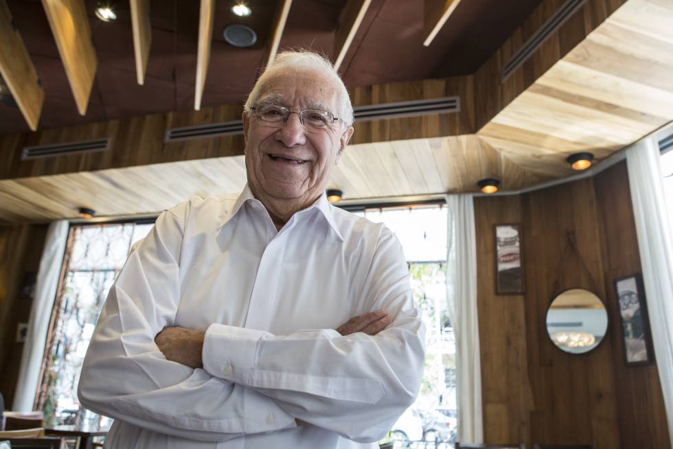 Enrique Macaya MÃ¡rquez en un bar de Buenos Aires, tras la entrevista con EL PAÃS.