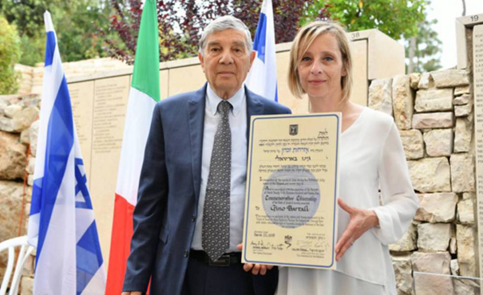 Gioia, hija de Bartali, junto a Avner Shalev, presidente del Museo del Holocausto, tras recoger el certificado.