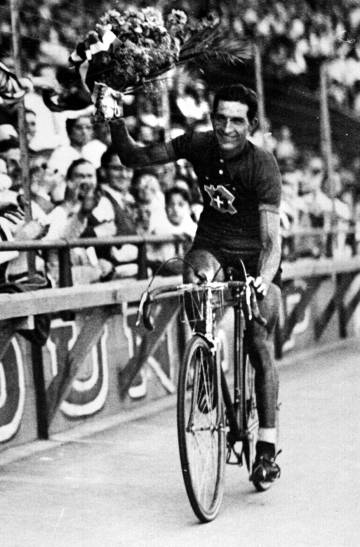 O ciclista Gino Bartali que salvou milhares de judeus recebe homenagem Bartali ao vencer o Tour de France de 1938