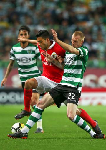 Mathieu disputa la pelota con Raúl Jiménez en el duelo de este sábado entre Sporting y Benfica.
