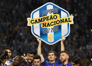 Iker Casillas celebra el título de liga logrado con el Oporto.