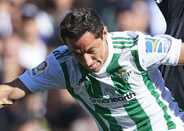 Guardado y Layún se infiltran en el derbi sevillano