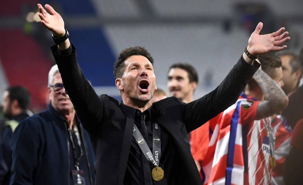 Simeone festeja la última Europa League del Atlético de Madrid.