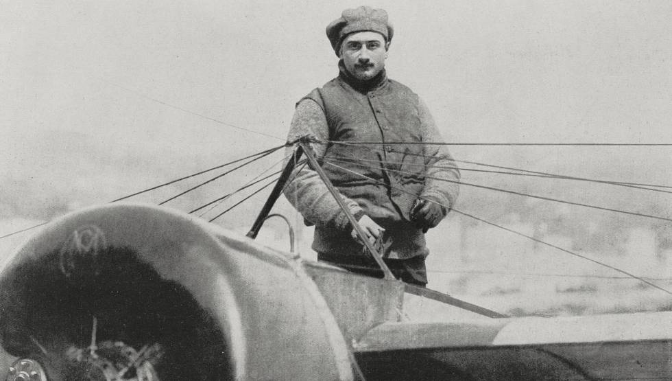 Roland Garros, fotografiado en 1913 en el aeroplano con el que cruzÃ³ el MediterrÃ¡neo.